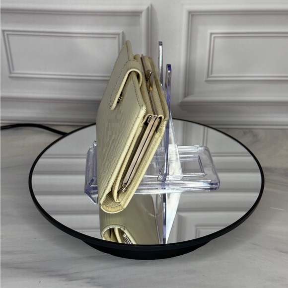 Louis Vuitton White Epi Kisslock Wallet | Vintage LV Coin Purse | Authentic - Picture 5 of 12